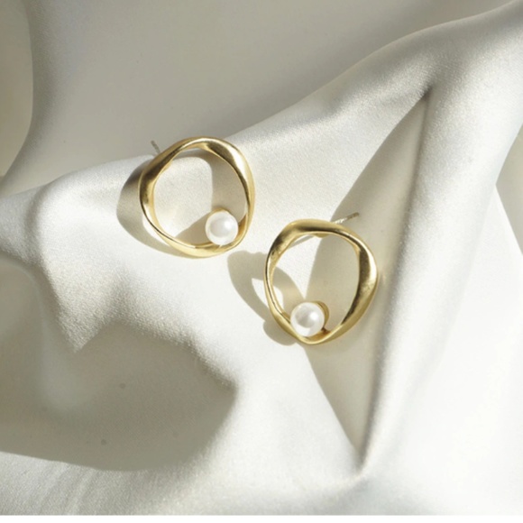 The Iris - Matte Gold Circle Earrings with Pearl - Picture 3 of 5